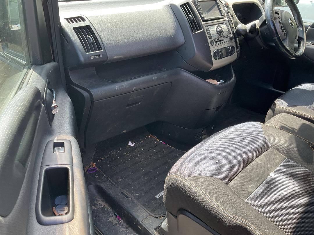 Photo '15' of Nissan Serena Photo '15' of Nissan Serena