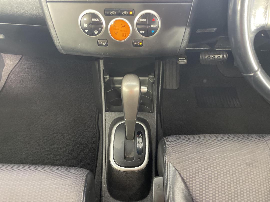 Photo '18' of Nissan Tiida Photo '18' of Nissan Tiida