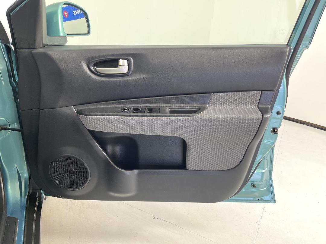 Photo '15' of Nissan Wingroad Photo '15' of Nissan Wingroad