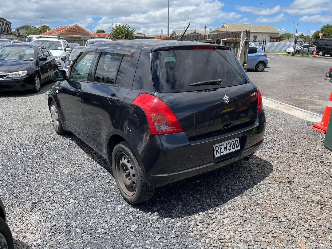 Photo '4' of Suzuki Swift