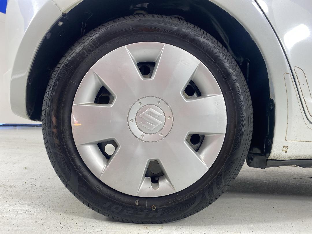 Photo '12' of Suzuki Swift