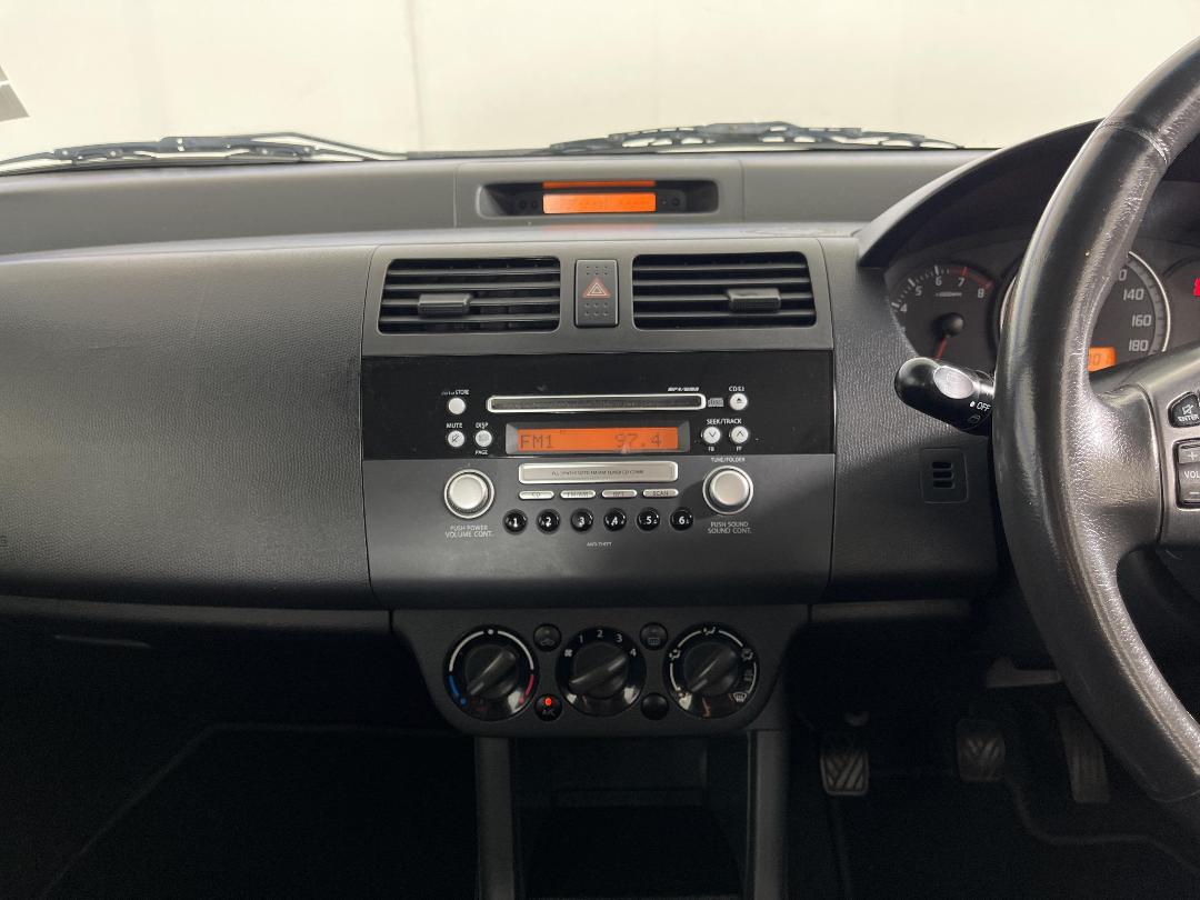 Photo '18' of Suzuki Swift