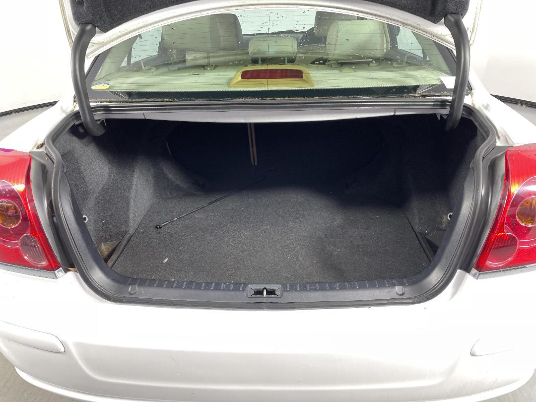 Photo '14' of Toyota Avensis