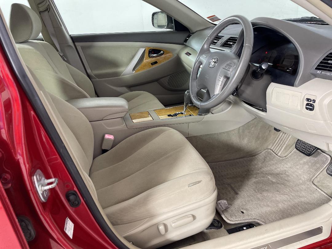 Photo '16' of Toyota Camry