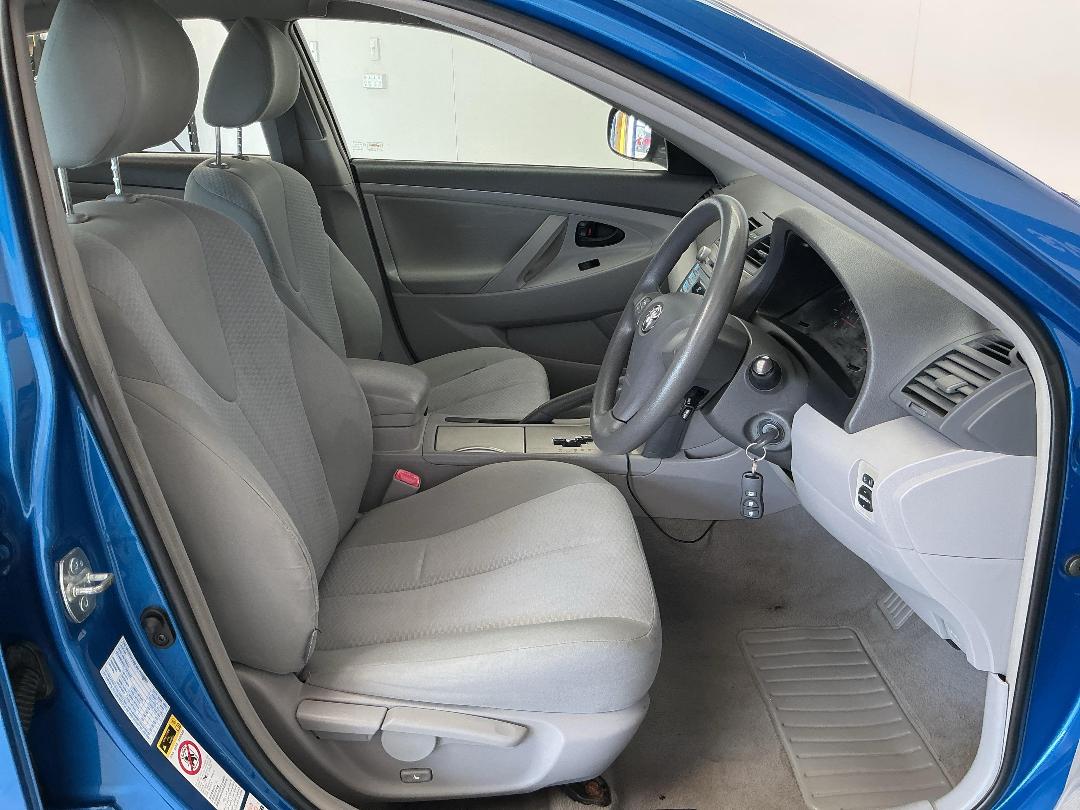 Photo '16' of Toyota Camry