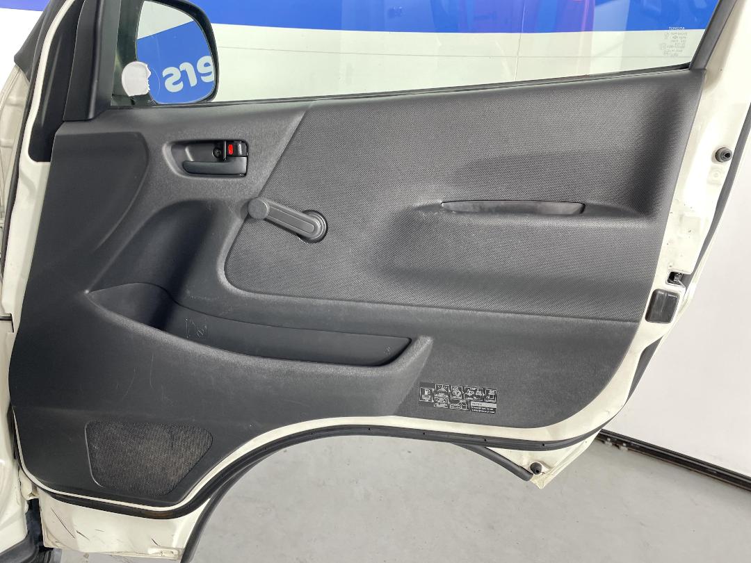 Photo '15' of Toyota Hiace Photo '15' of Toyota Hiace