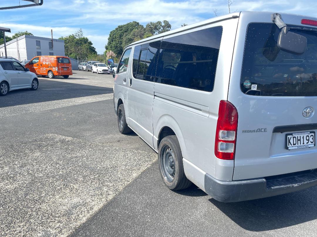 Photo '8' of Toyota Hiace Regius ACE