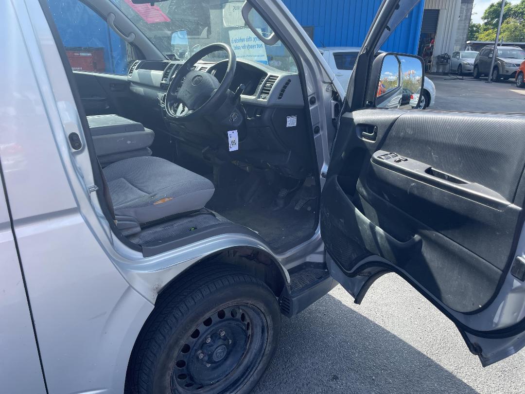 Photo '11' of Toyota Hiace Regius ACE