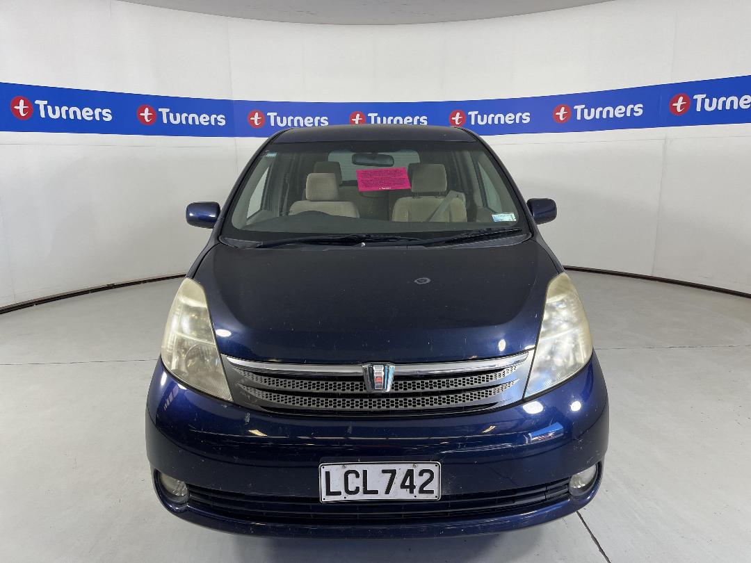 Photo '2' of Toyota Isis