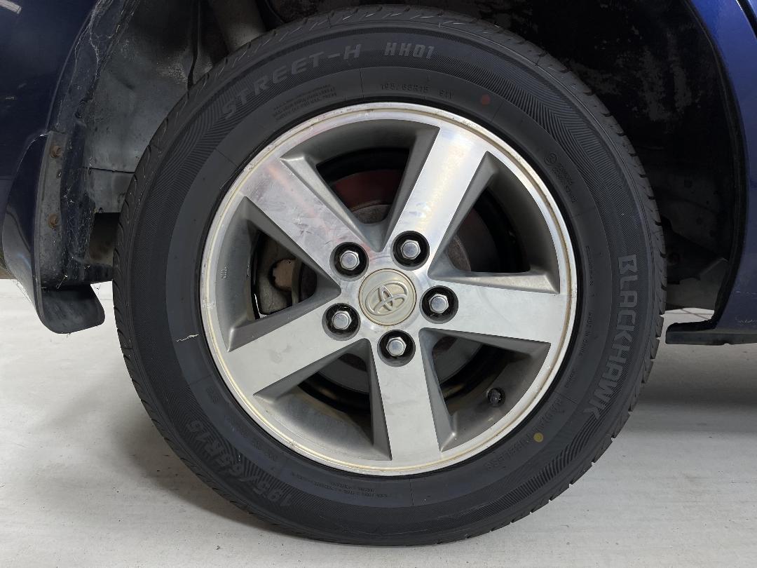 Photo '10' of Toyota Isis