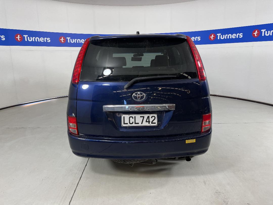 Photo '5' of Toyota Isis