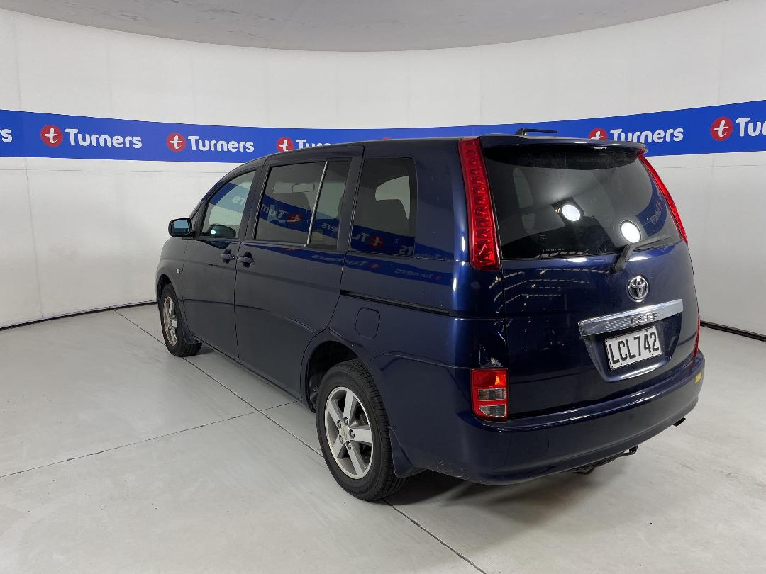 Photo '4' of Toyota Isis