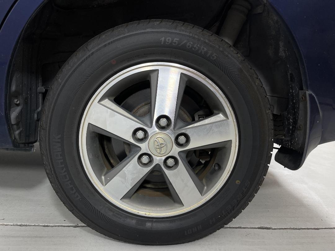 Photo '9' of Toyota Isis