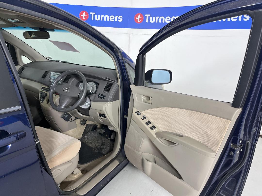 Photo '13' of Toyota Isis