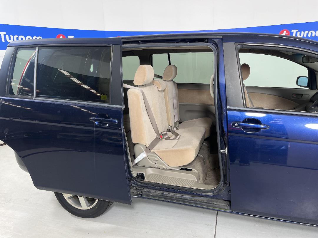 Photo '17' of Toyota Isis