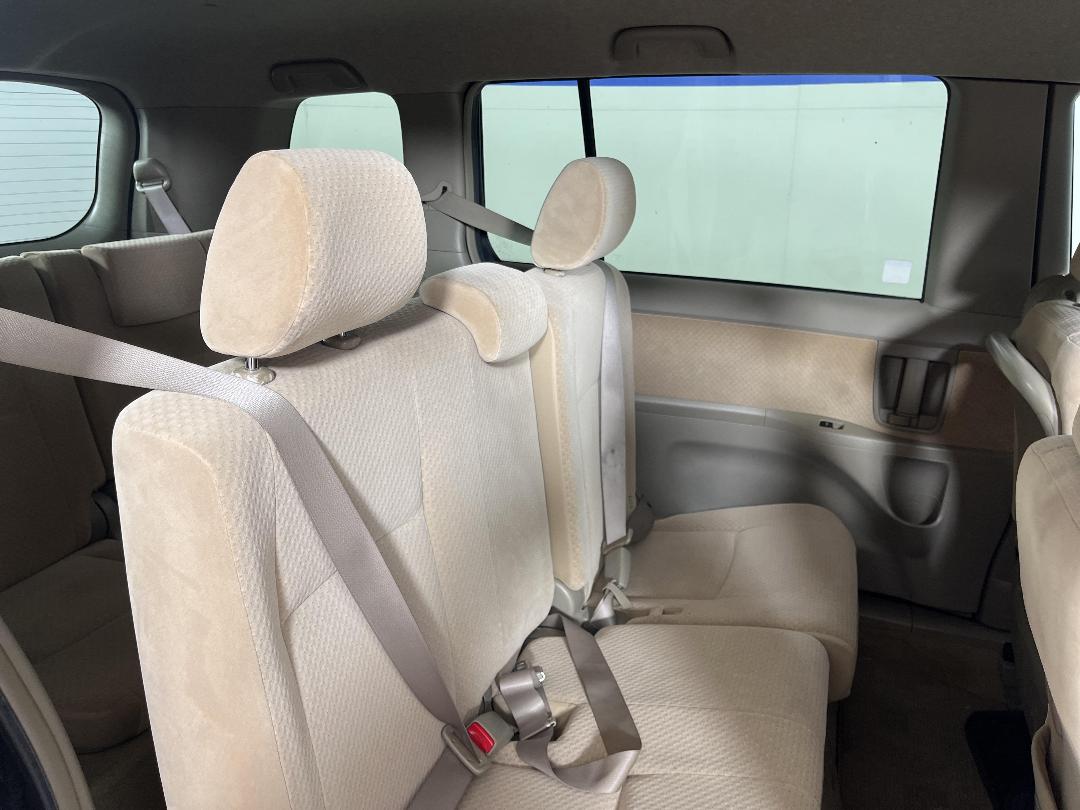 Photo '18' of Toyota Isis