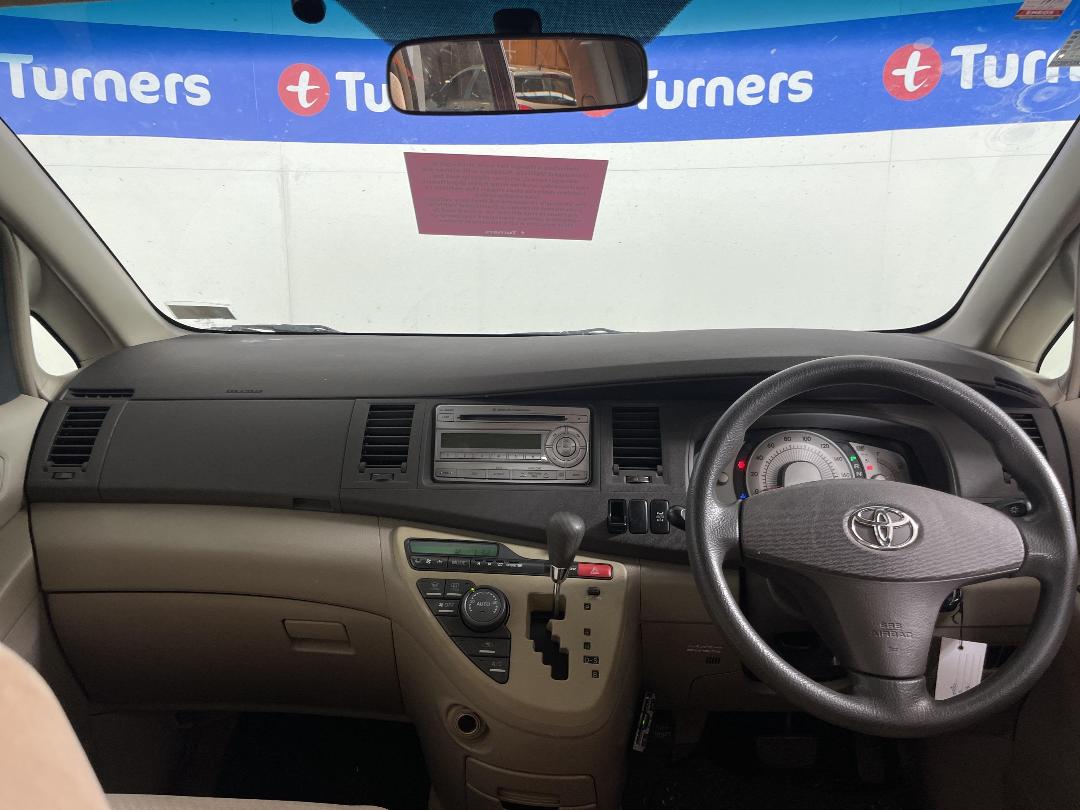 Photo '15' of Toyota Isis