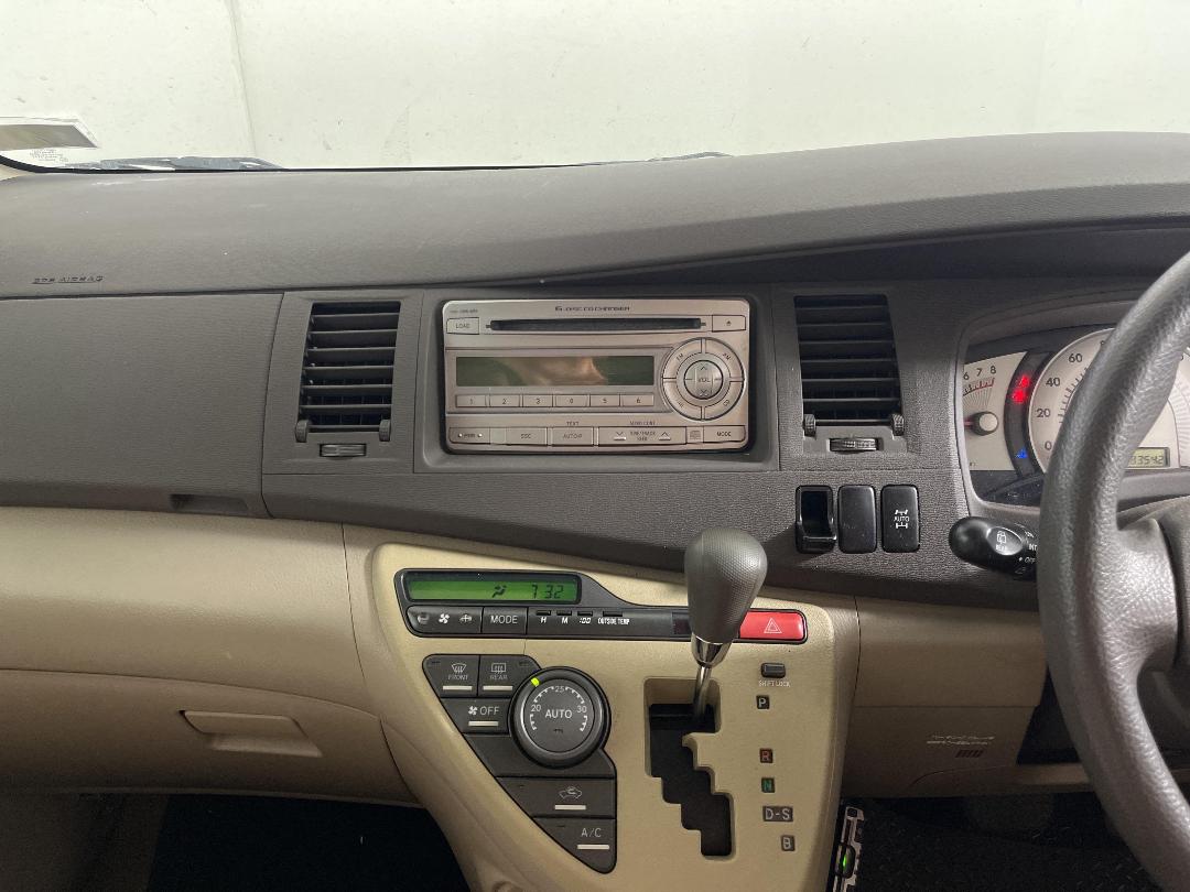 Photo '16' of Toyota Isis