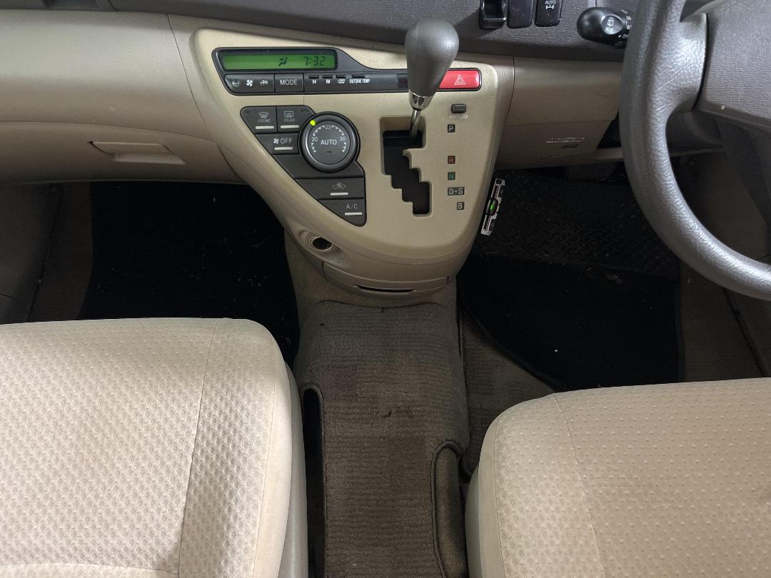 Photo '21' of Toyota Isis