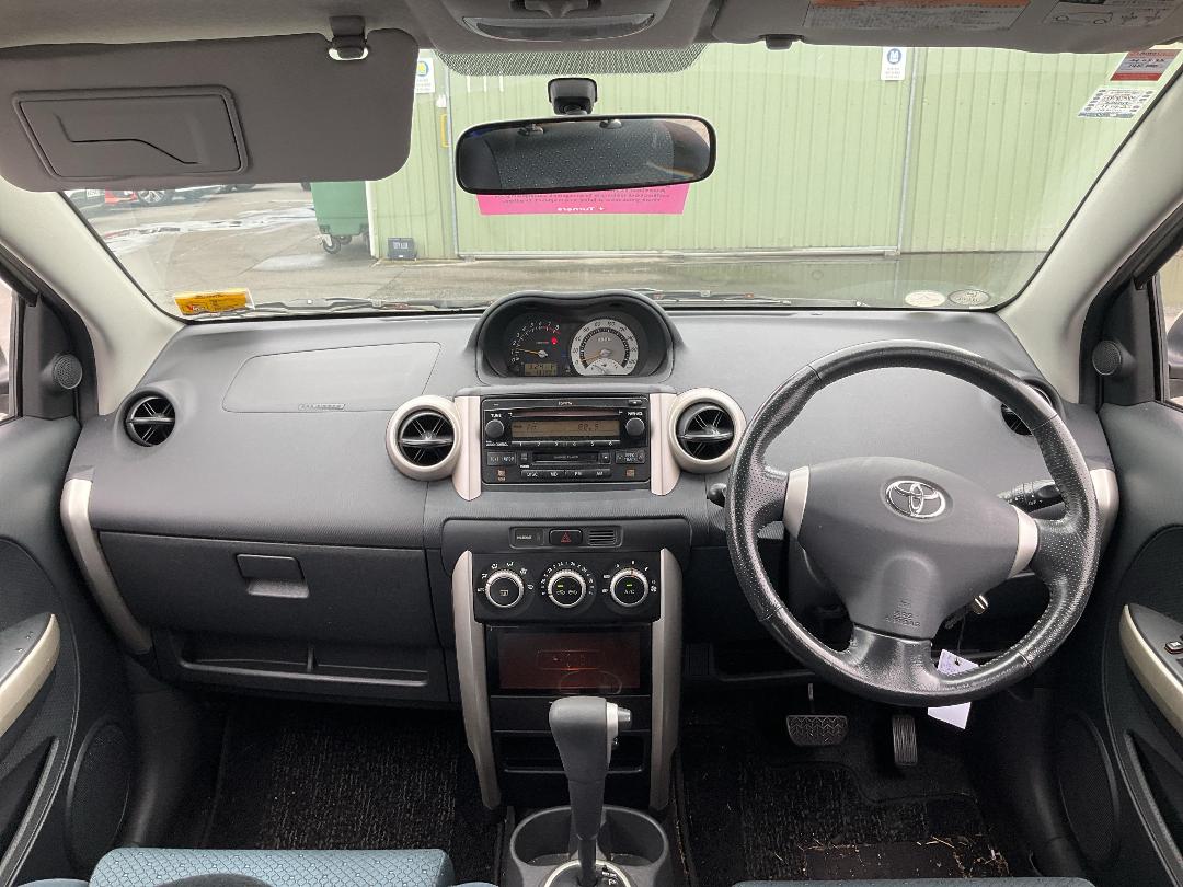 Photo '10' of Toyota IST Photo '10' of Toyota IST