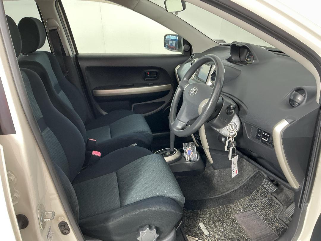 Photo '16' of Toyota IST Photo '16' of Toyota IST