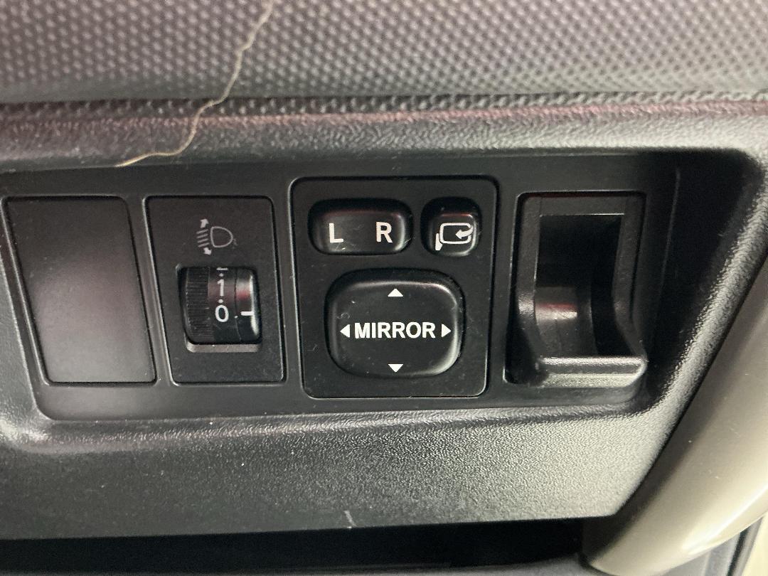 Photo '24' of Toyota IST Photo '24' of Toyota IST