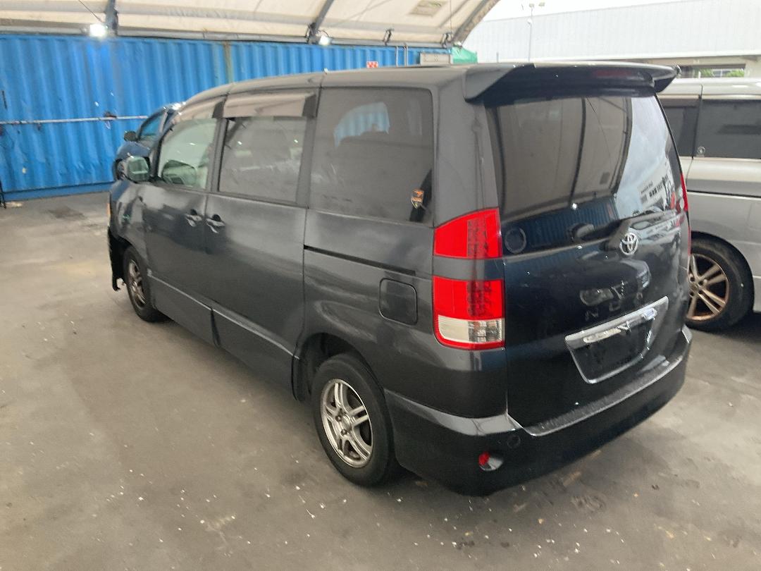 Photo '10' of Toyota Noah
