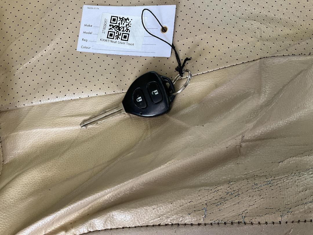 Photo '28' of Toyota Noah Photo '28' of Toyota Noah