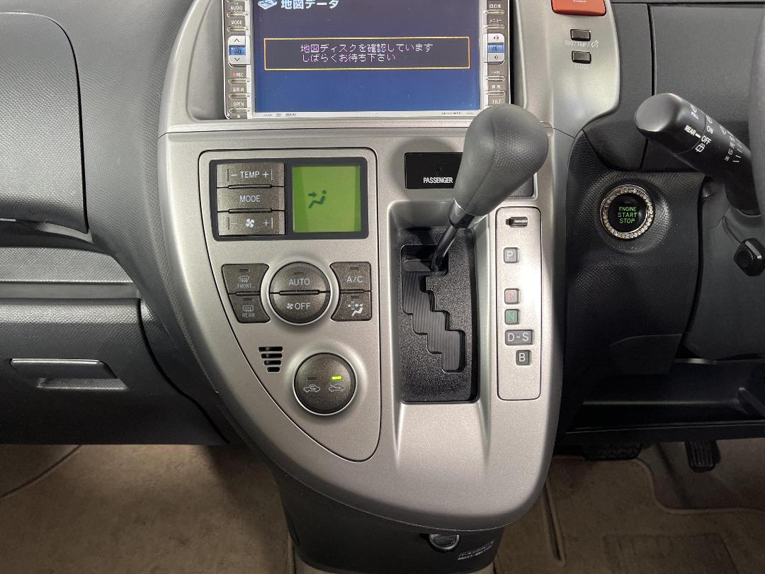 Photo '18' of Toyota Ractis