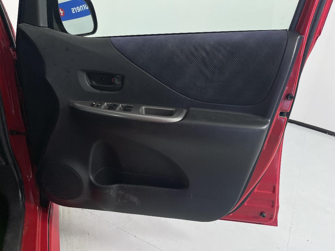 Photo '15' of Toyota Ractis Photo '15' of Toyota Ractis