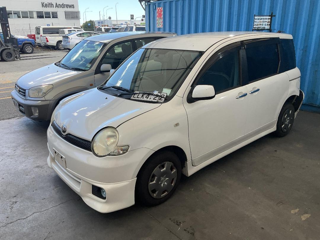 Photo '5' of Toyota Sienta