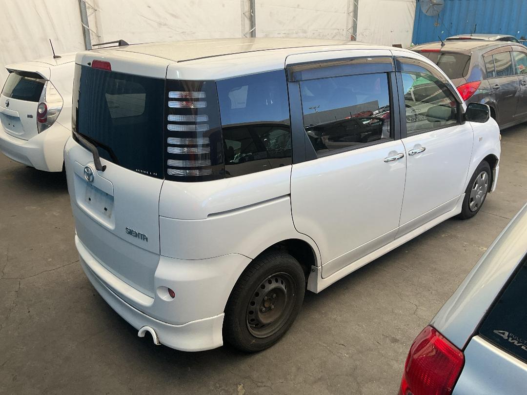 Photo '12' of Toyota Sienta