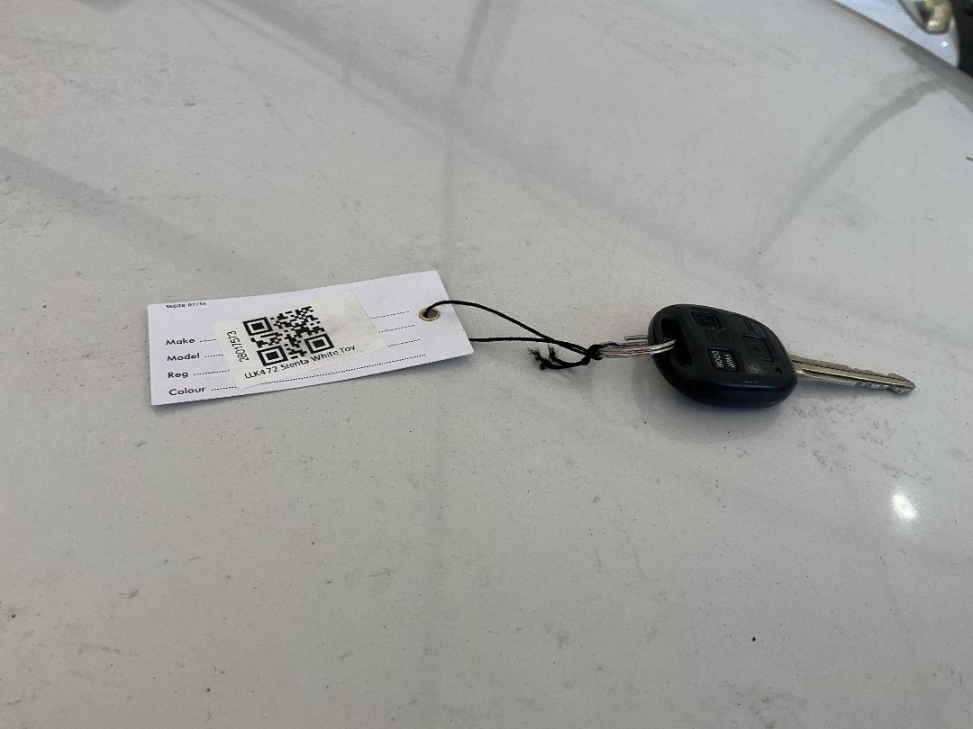 Photo '18' of Toyota Sienta