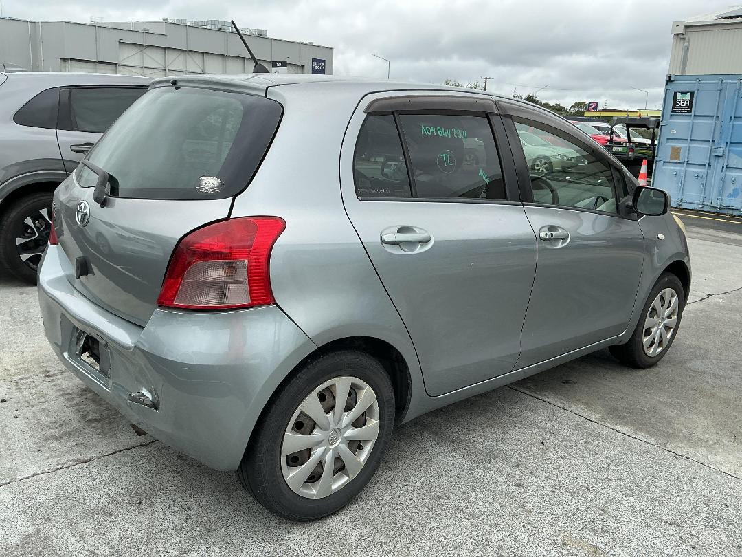 Photo '18' of Toyota Vitz Photo '18' of Toyota Vitz