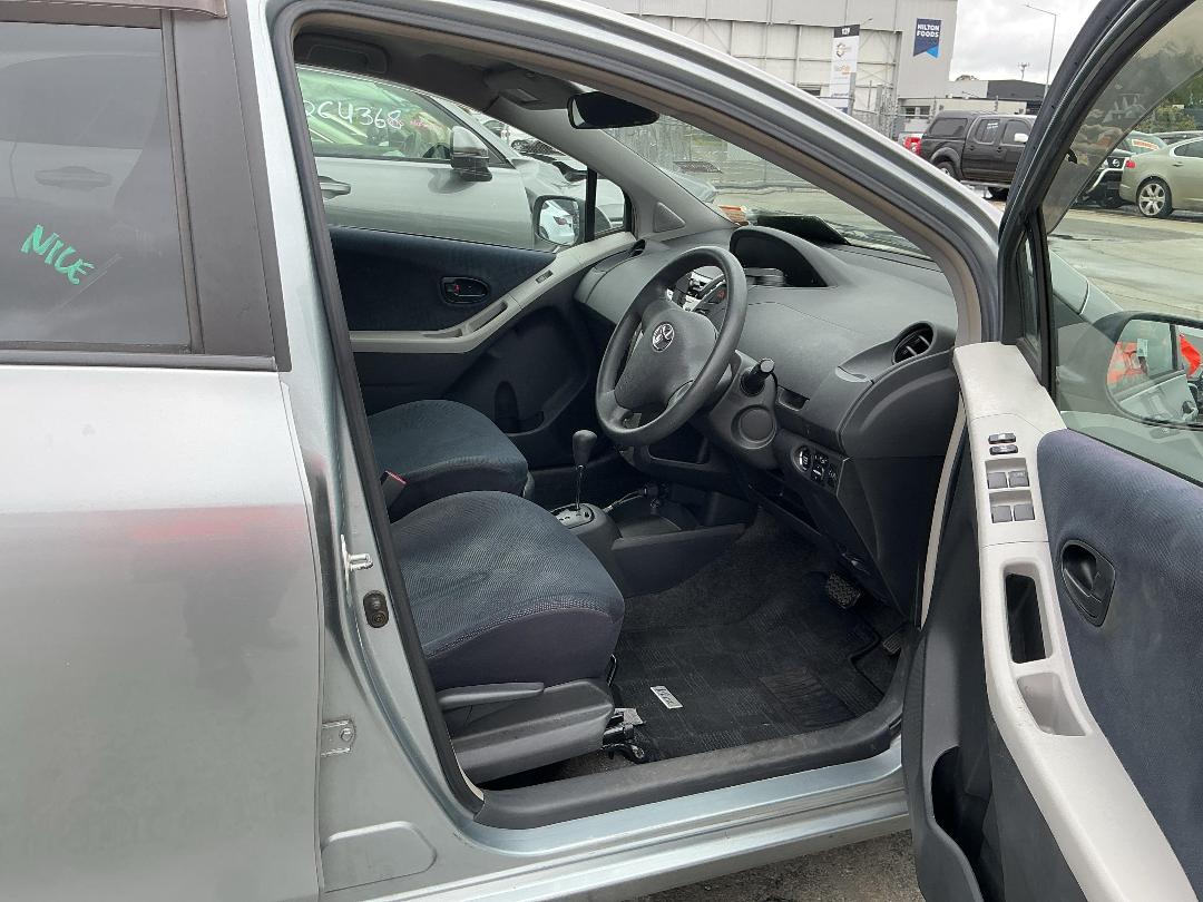 Photo '23' of Toyota Vitz Photo '23' of Toyota Vitz