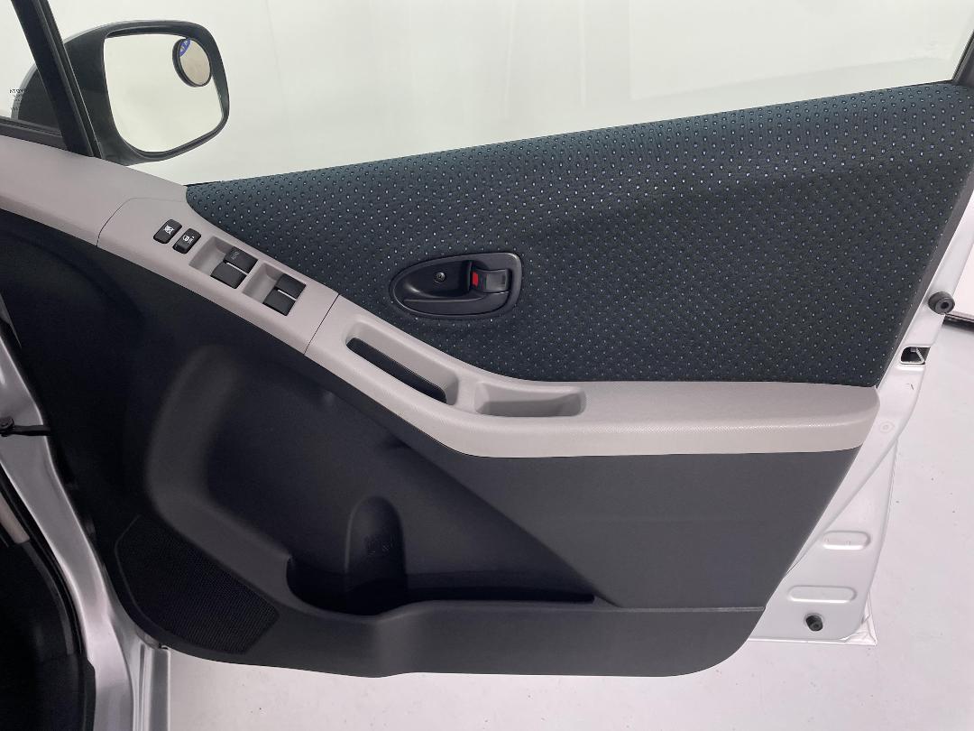 Photo '15' of Toyota Vitz