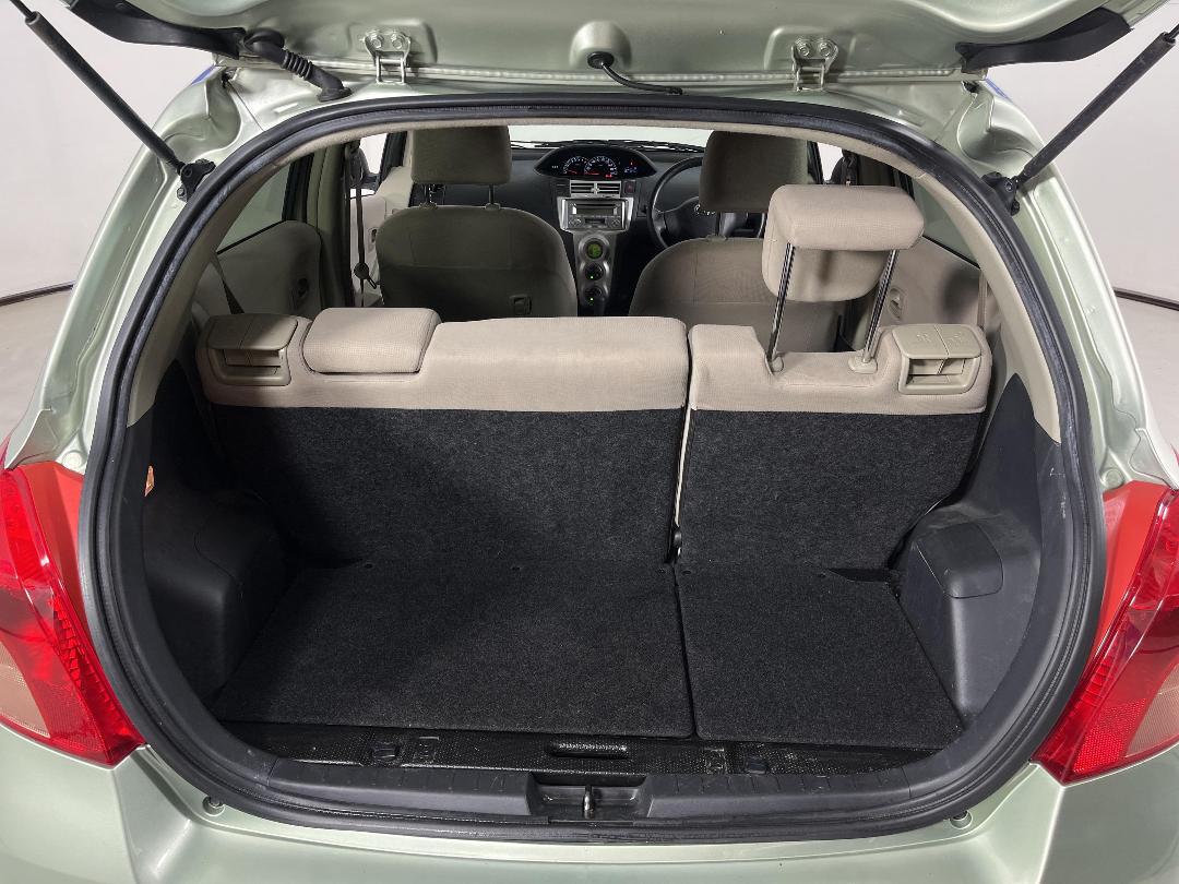 Photo '14' of Toyota Vitz