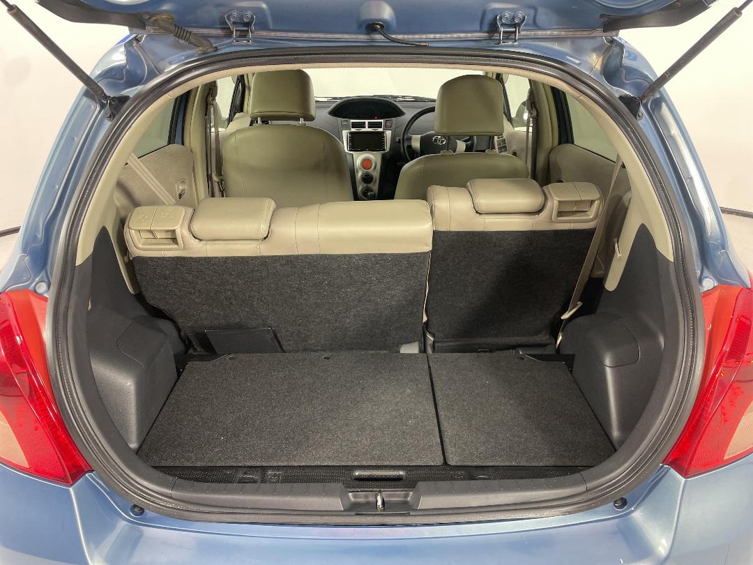 Photo '14' of Toyota Vitz