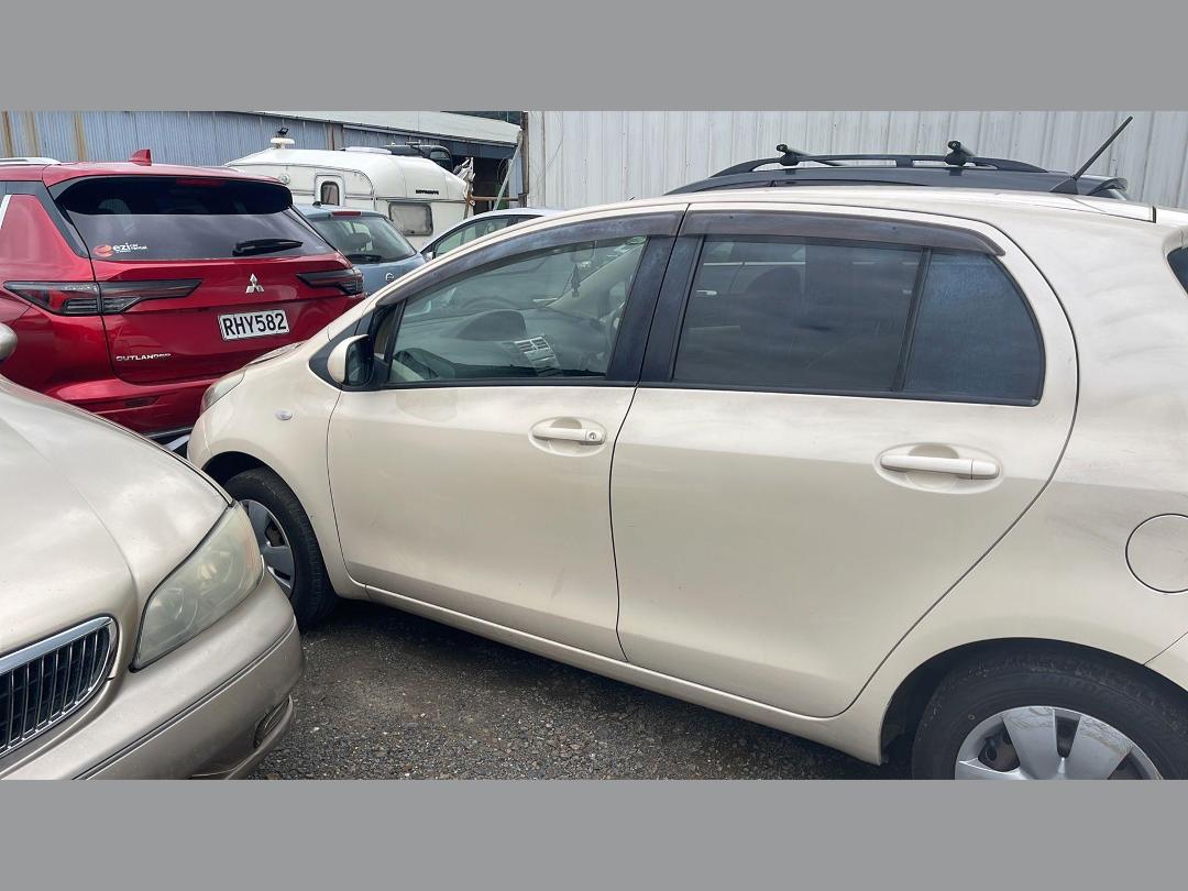 Photo '4' of Toyota Vitz