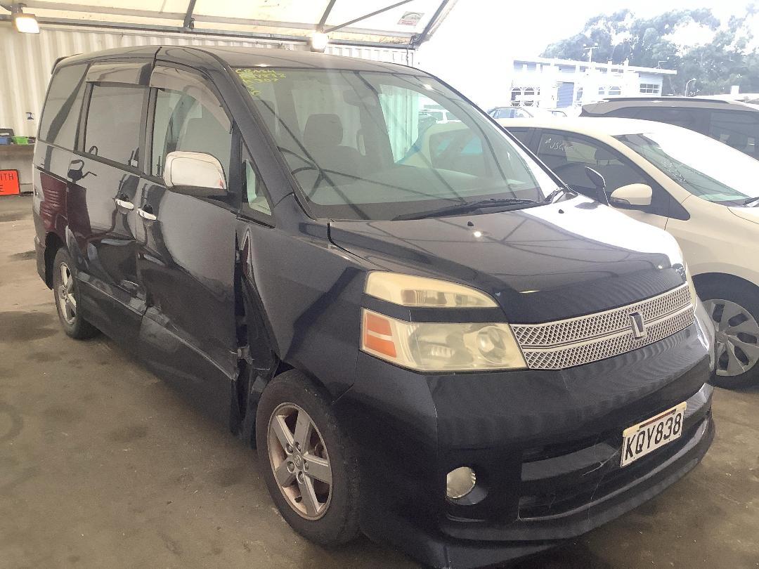 Photo '2' of Toyota Voxy