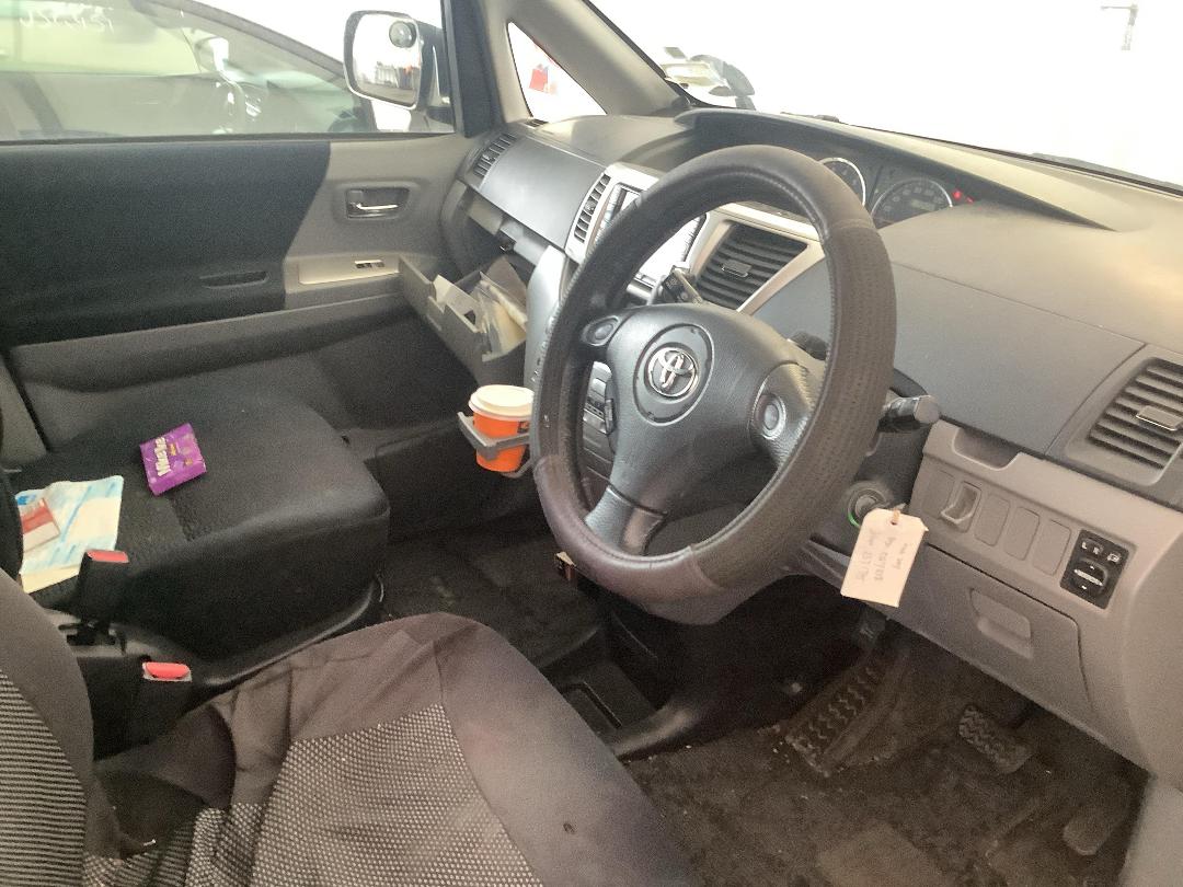 Photo '14' of Toyota Voxy