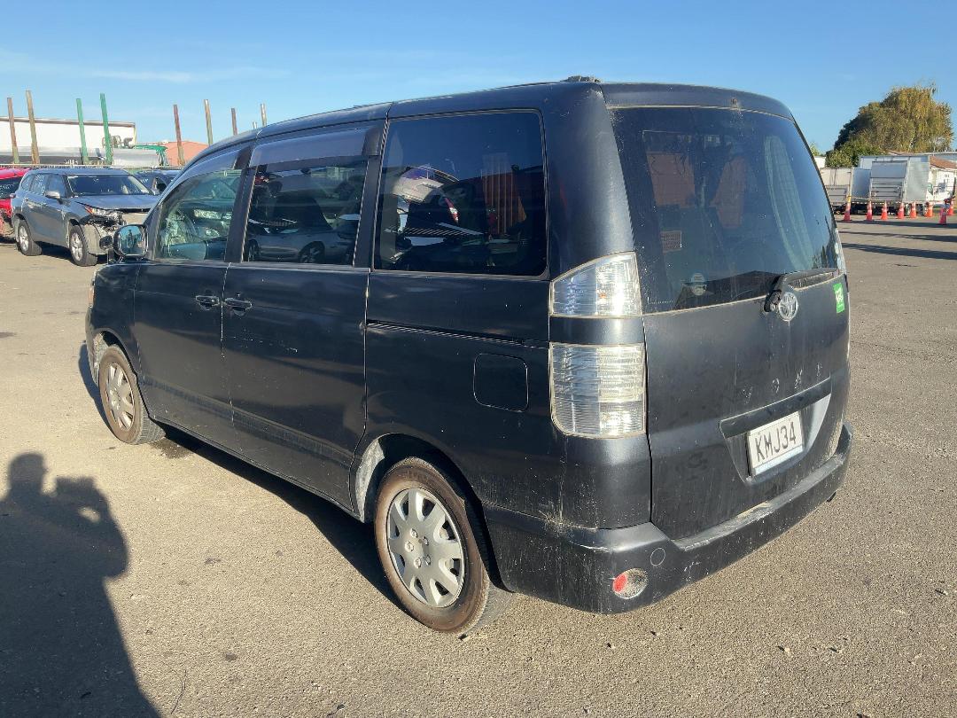 Photo '4' of Toyota Voxy