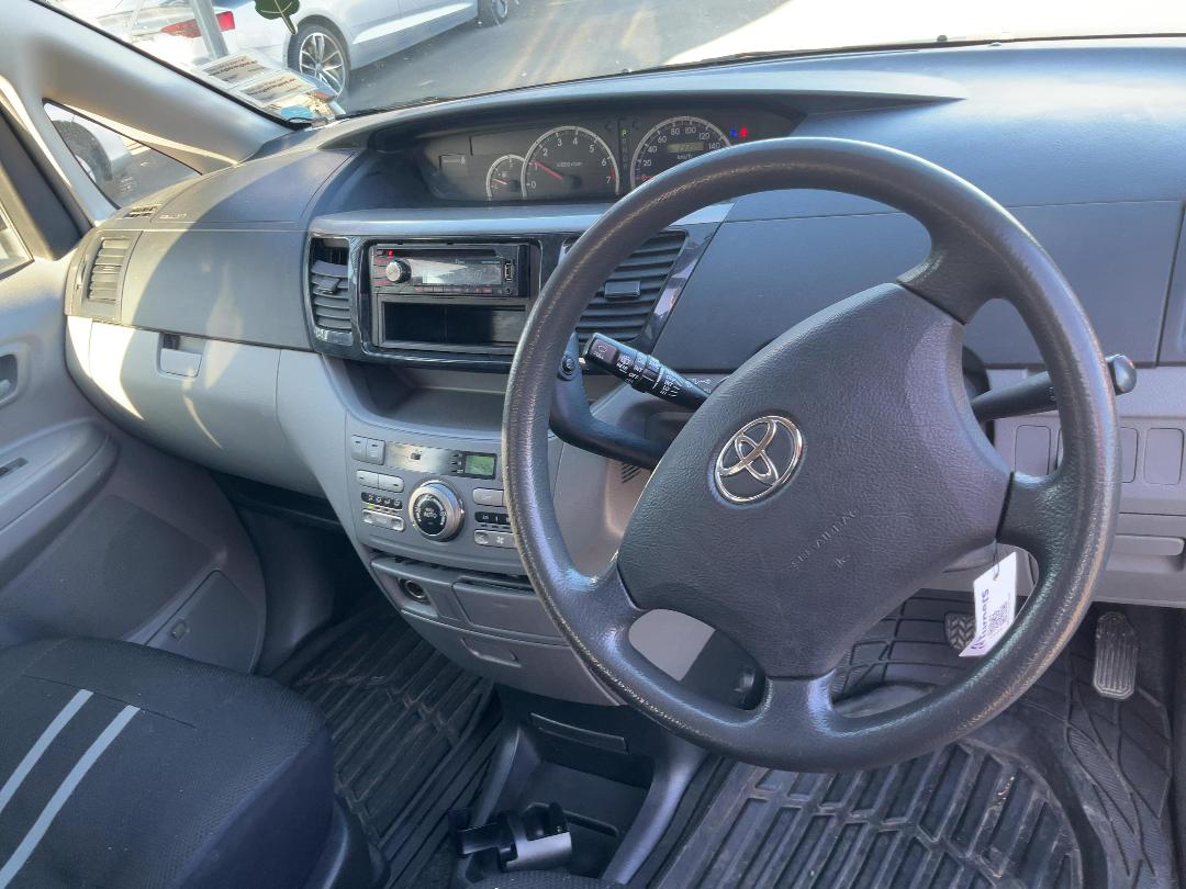 Photo '12' of Toyota Voxy