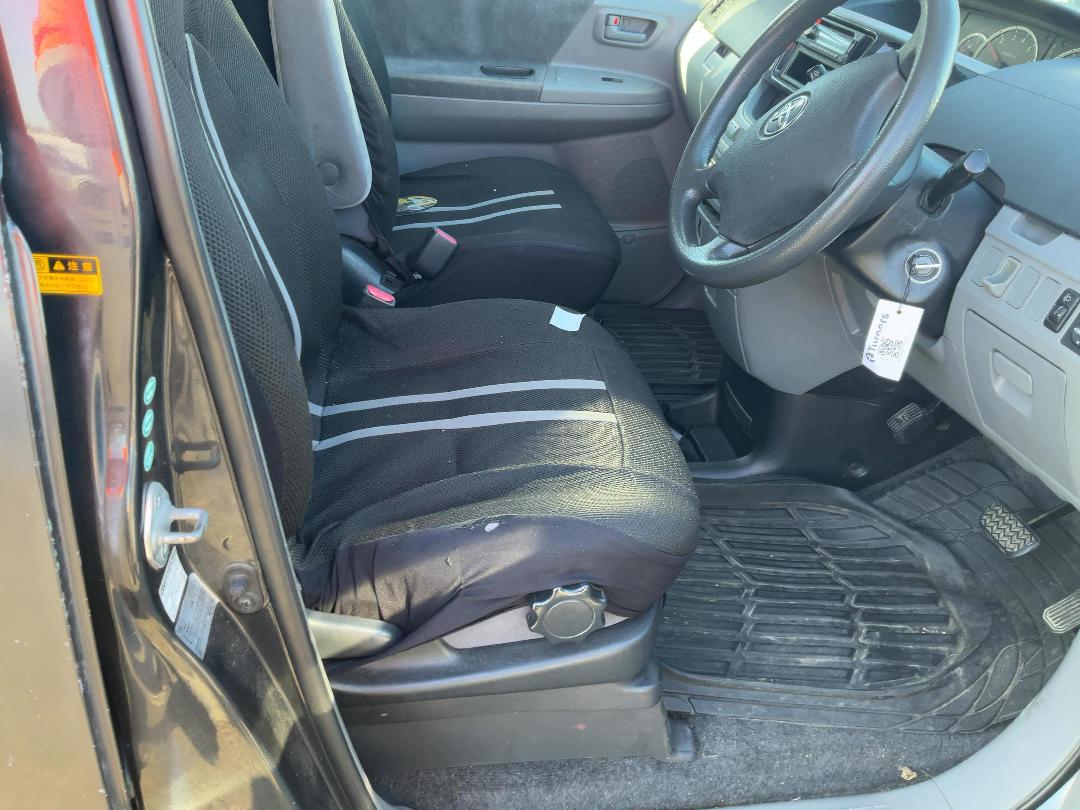 Photo '13' of Toyota Voxy