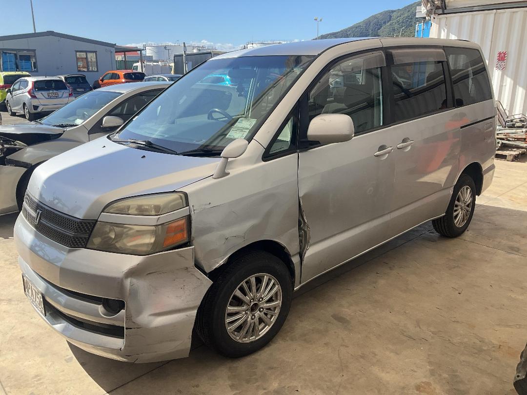 Photo '2' of Toyota Voxy