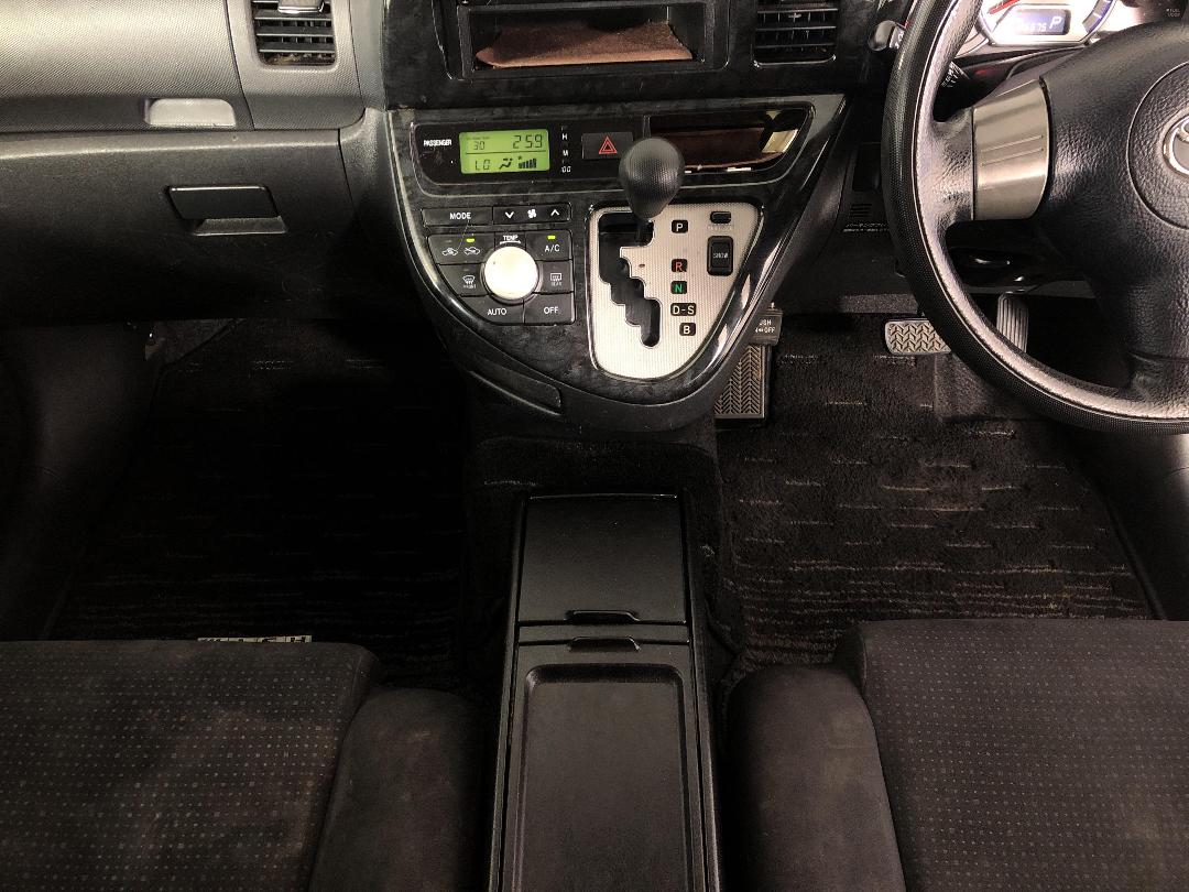 Photo '18' of Toyota Wish