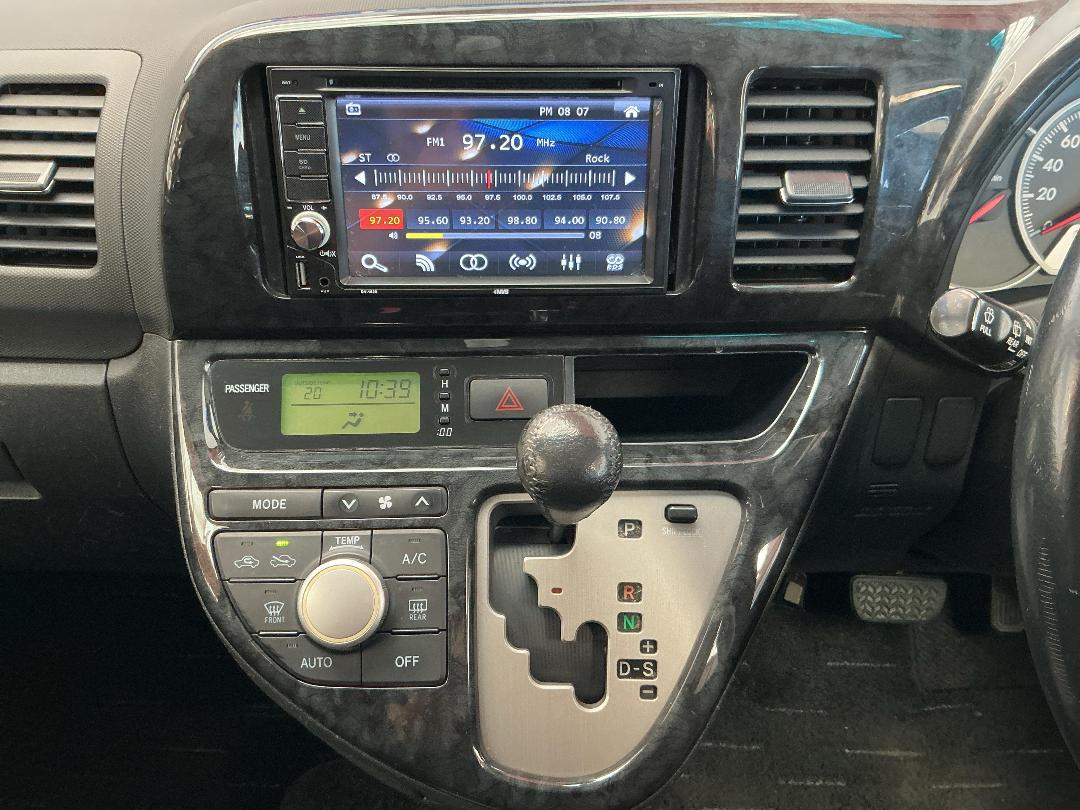 Photo '18' of Toyota Wish