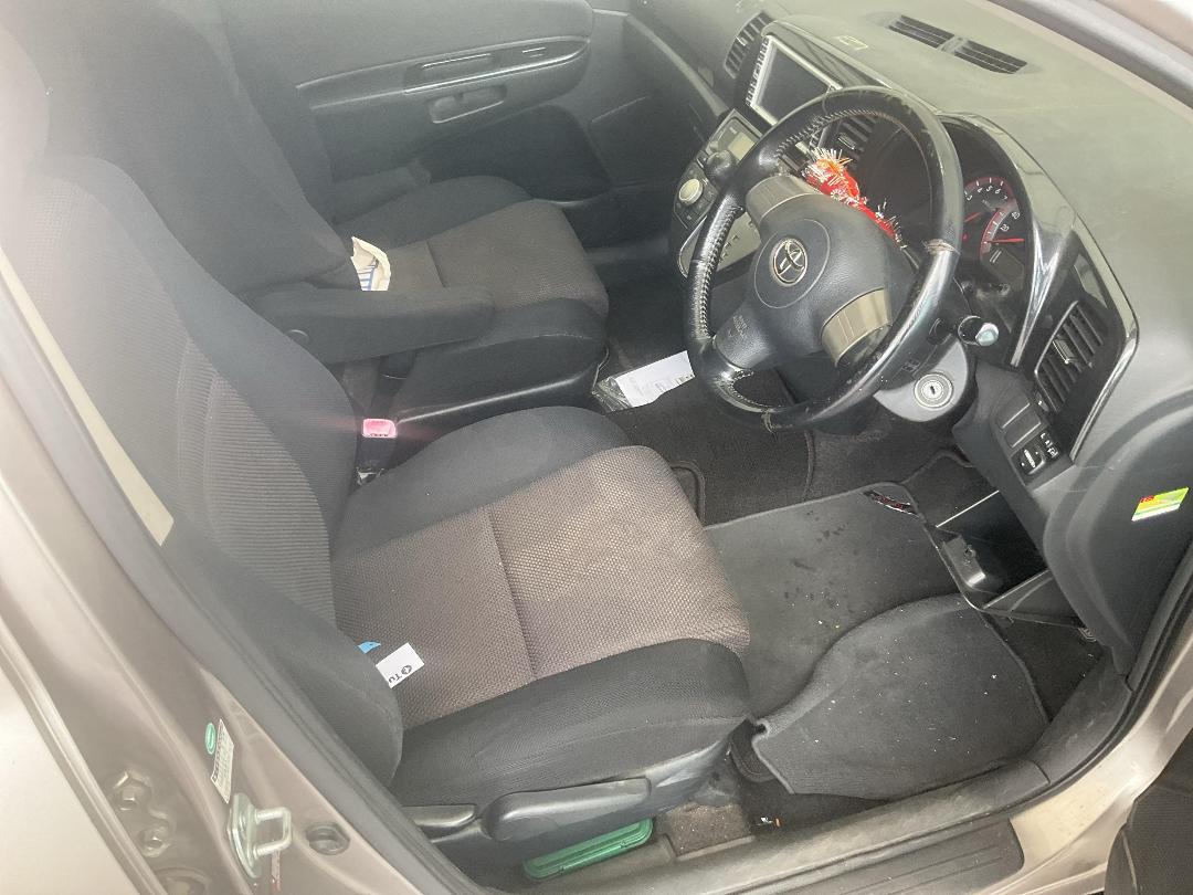 Photo '24' of Toyota Wish Photo '24' of Toyota Wish