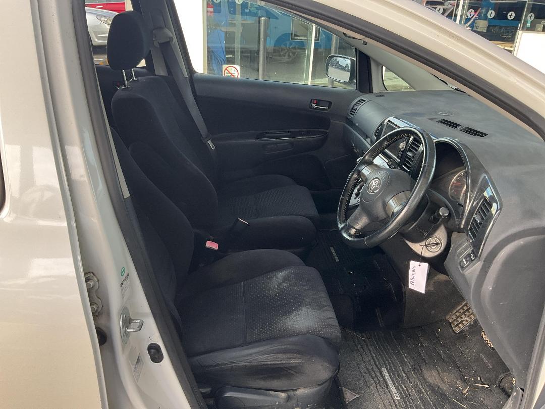 Photo '14' of Toyota Wish