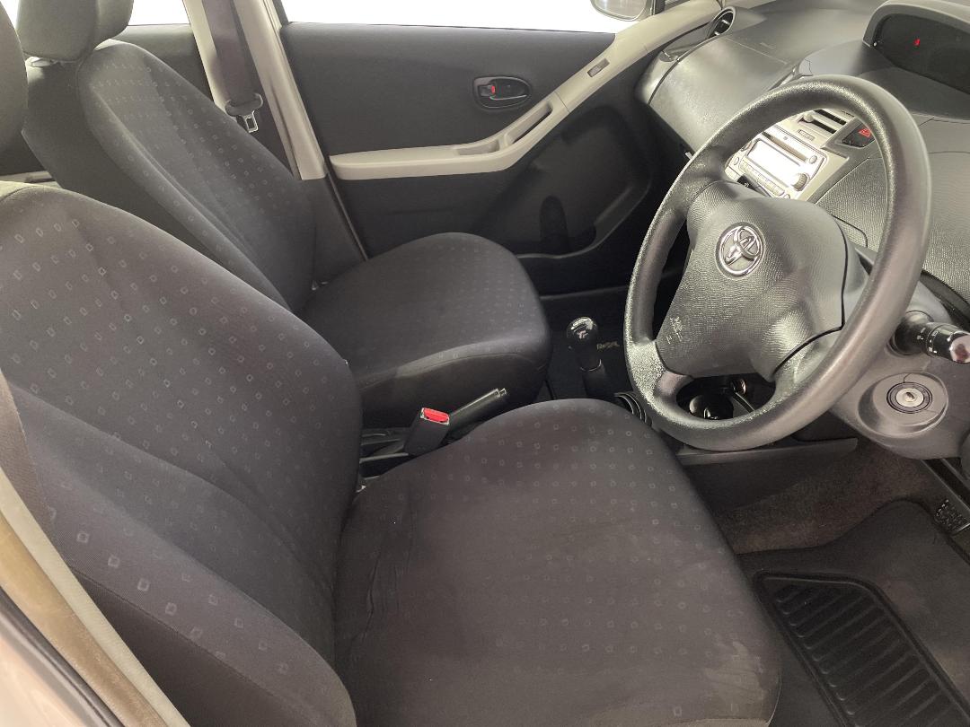 Photo '16' of Toyota Yaris